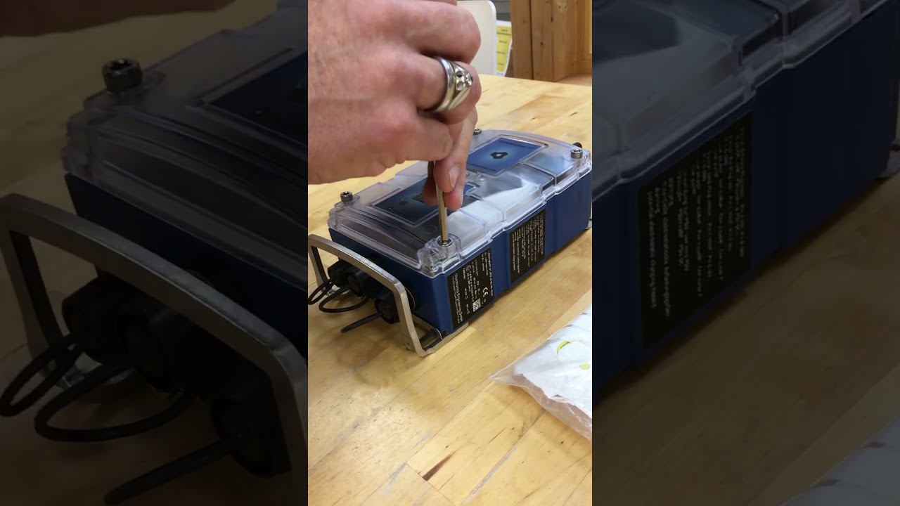 >Replacing the power supply unit