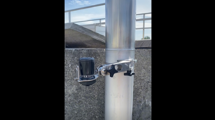 Montieren an einem Rohr